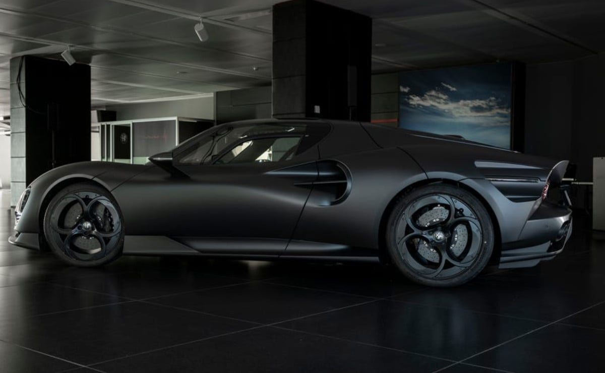 alfa romeo 33 stradale perla nera 620 cv