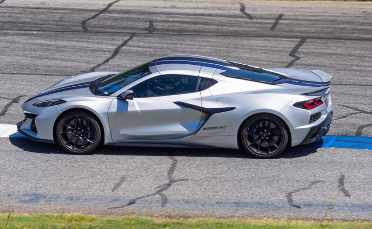 el chevrolet corvette grand sport x 2027 1