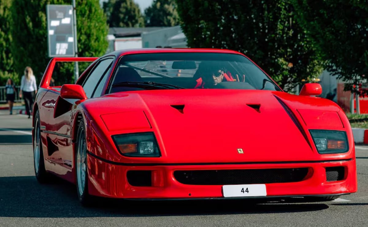 Hamilton compró la Ferrari F40 con 69 km y 30 años bajo una funda: la puerta del acompañan