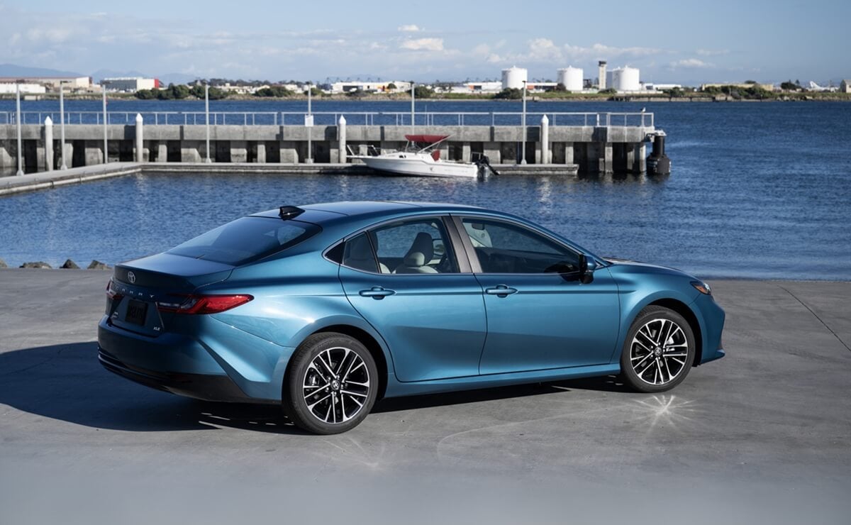 Menos de 29900 dólares: Toyota lanza un sedán arriba de Corolla que consume 4.6 litros cada 100 km 2 2027 Toyota Camry XLE AWD OceanGem 018