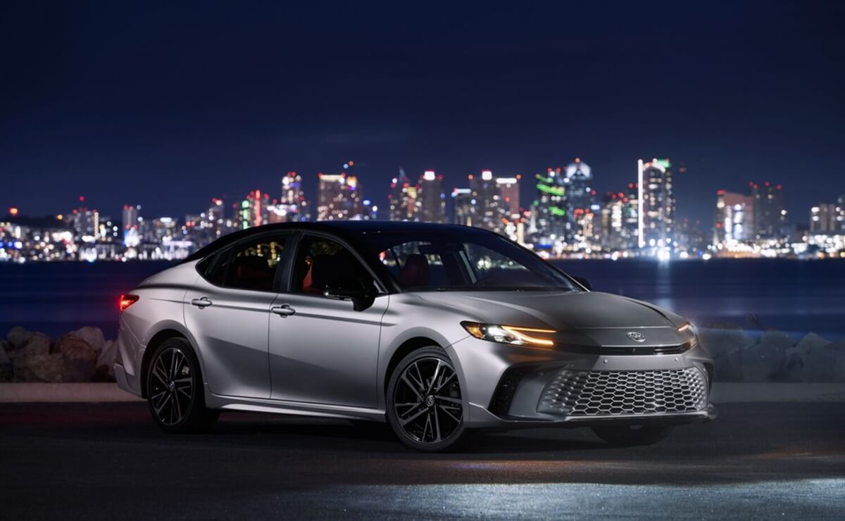 Menos de 29900 dólares: Toyota lanza un sedán arriba de Corolla que consume 4.6 litros cada 100 km 3 2027 Toyota Camry XSE AWD HeavyMetalBlackRoof 001 1500x990 1