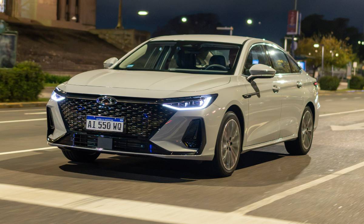 Chery Arrizo 8 CSH Luxury en movimiento