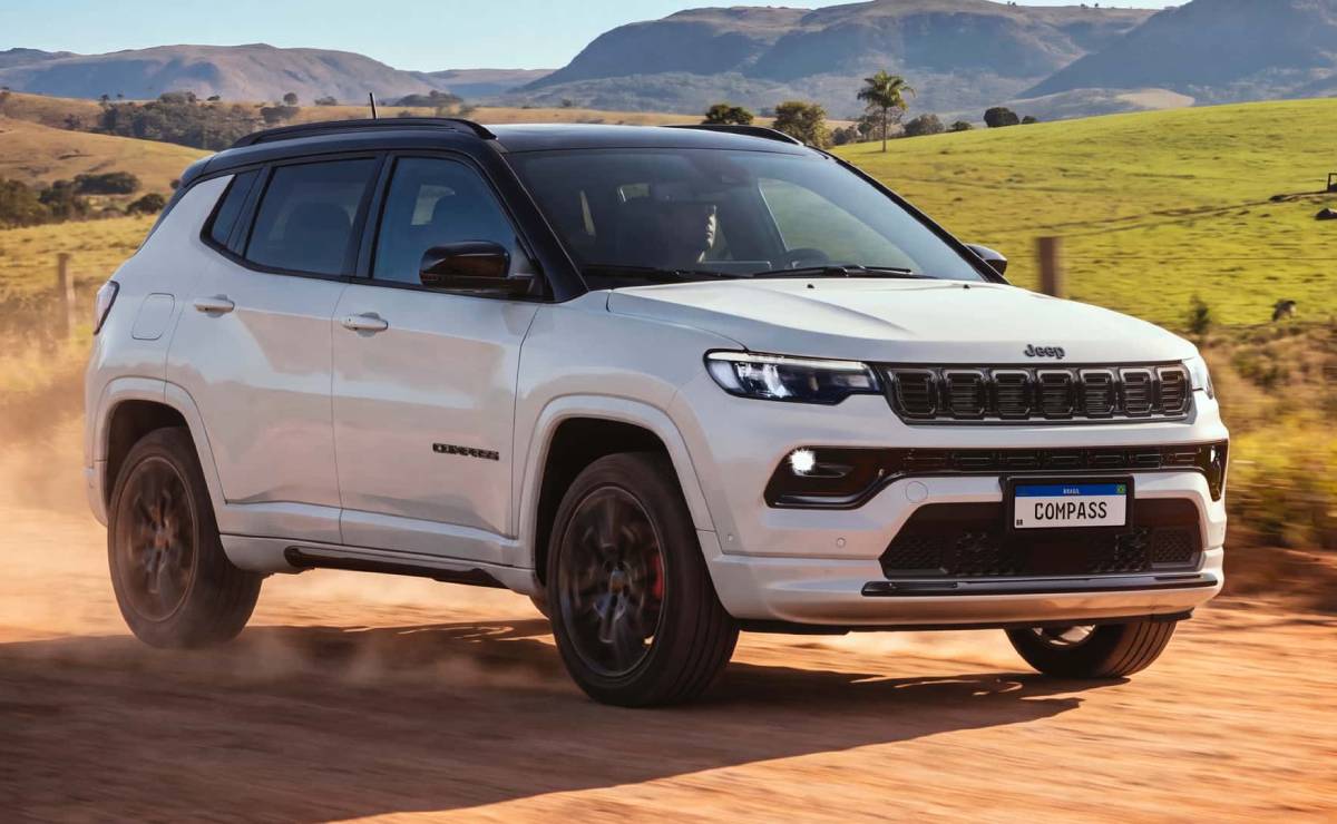 Jeep Compass 2027 Blackhawk accion