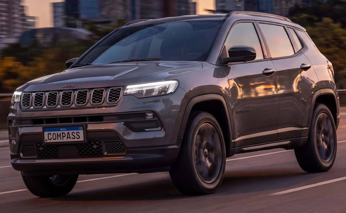 Jeep Compass 2027 Night Eagle accion 1