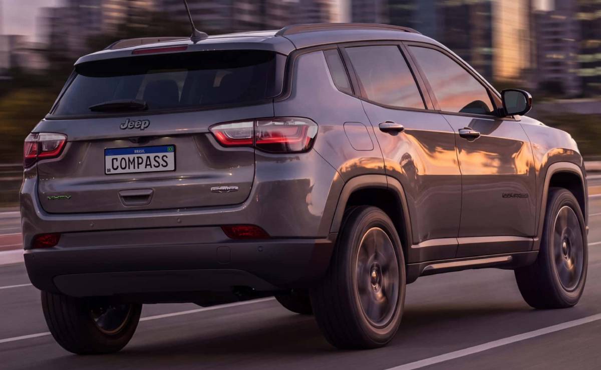Jeep Compass 2027 Night Eagle accion