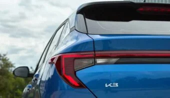 Cuesta 25.000 dólares y tiene cinco estrellas en seguridad: el hatchback rival de Toyota Yaris y Volkswagen Polo 35 KIA K3 Cross teaser