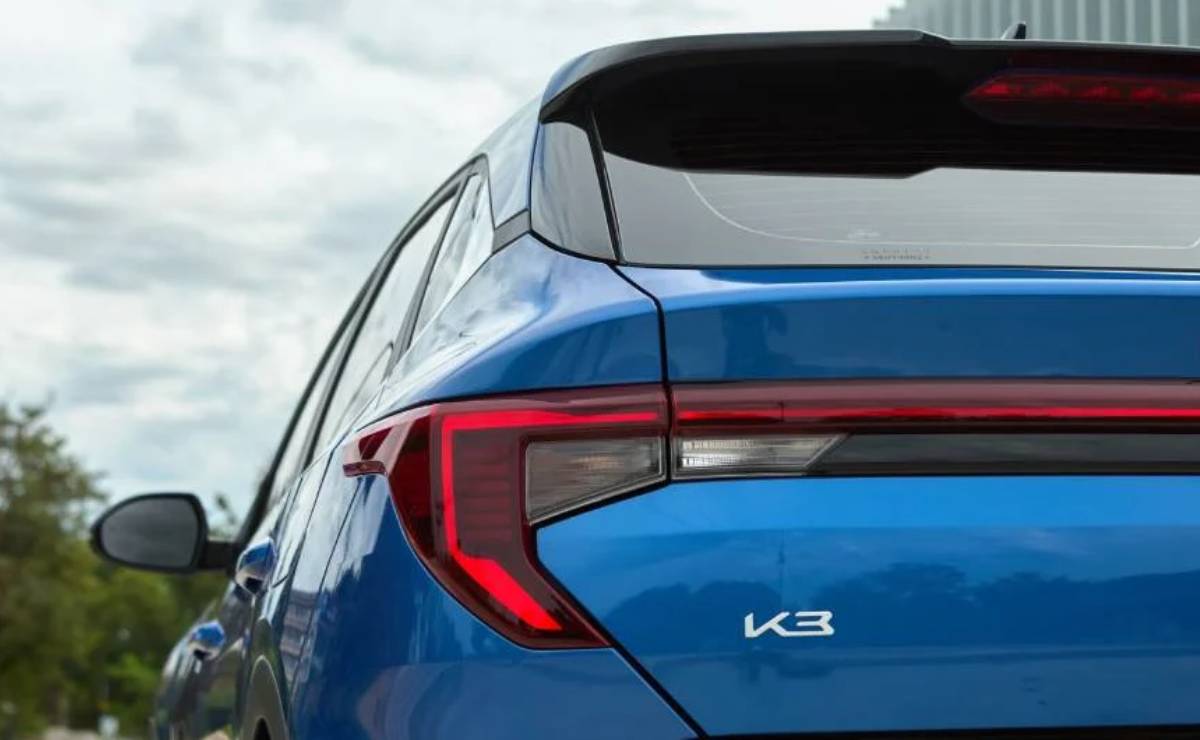 Cuesta 25.000 dólares y tiene cinco estrellas en seguridad: el hatchback rival de Toyota Yaris y Volkswagen Polo 1 KIA K3 Cross teaser