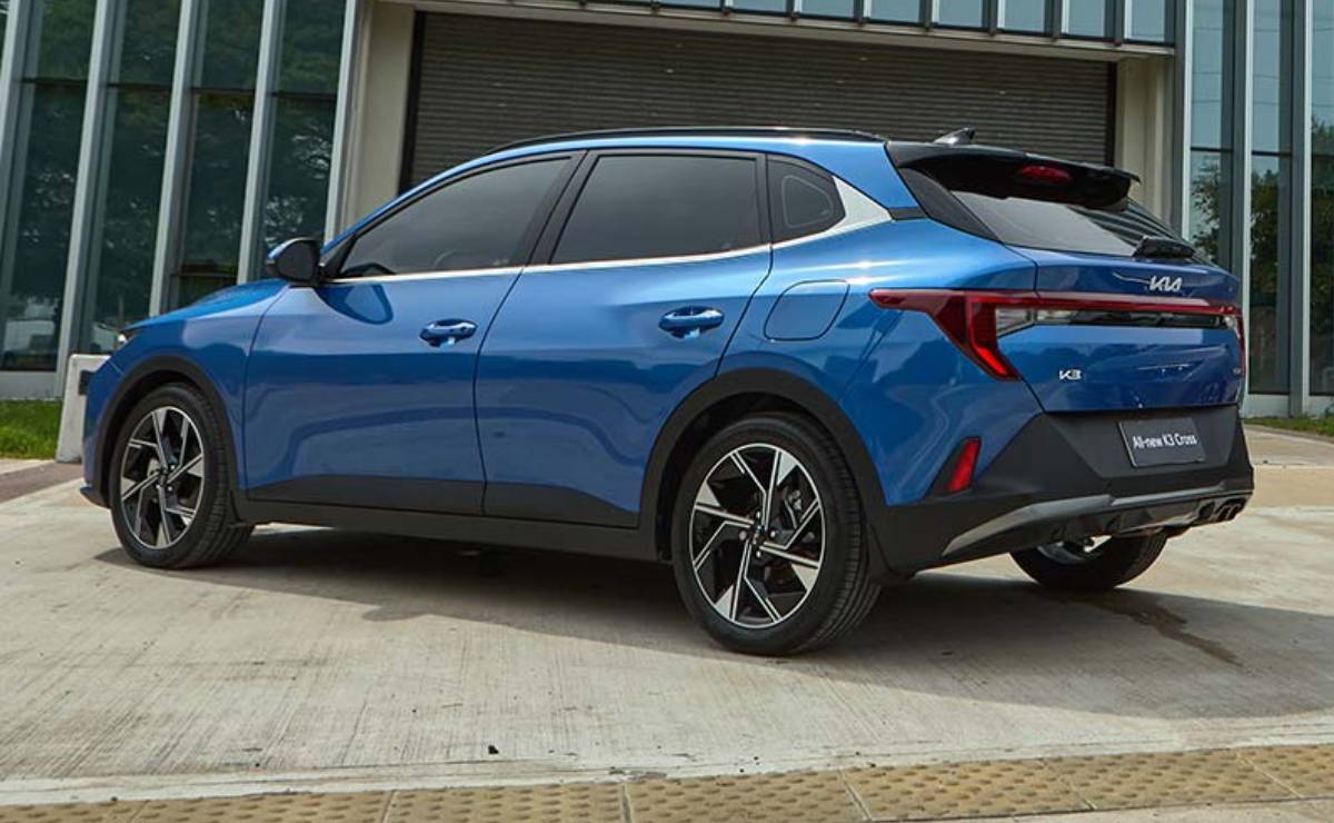 Cuesta 25.000 dólares y tiene cinco estrellas en seguridad: el hatchback rival de Toyota Yaris y Volkswagen Polo 6 Kia K3 Cross trasera 1