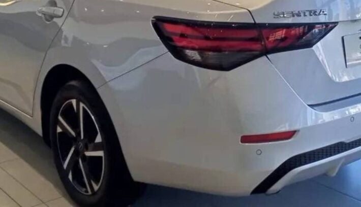 Nissan Sentra Advance cola