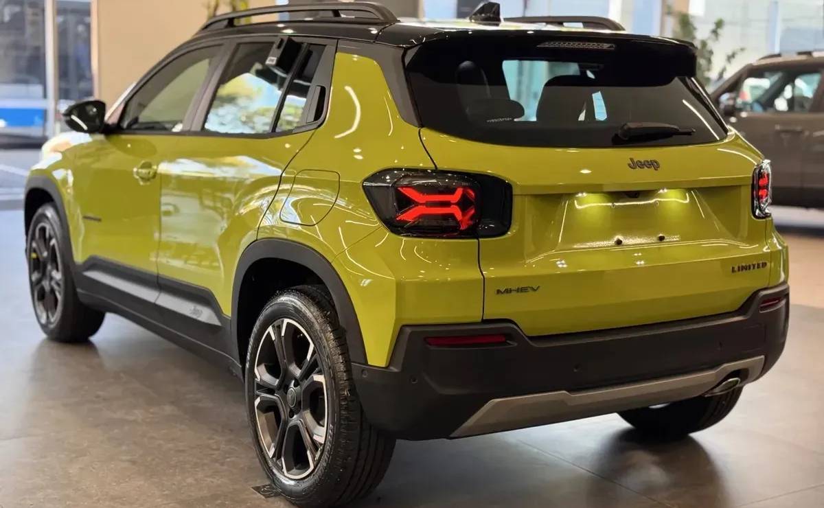 El nuevo Jeep Avenger ya aparece en los concesionarios: así es el SUV que competirá contra Volkswagen Tera 5 Nuevo Jeep Avenger trasera