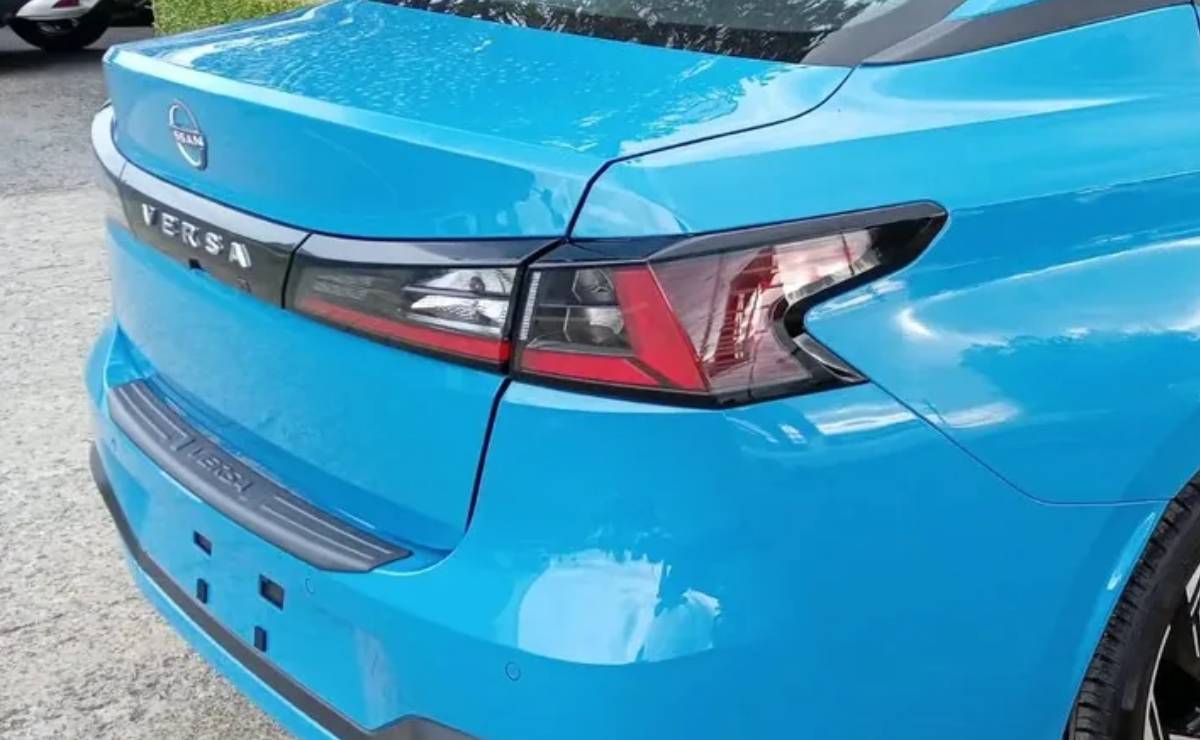 Así es la versión más equipada del nuevo Nissan Versa 2027: el sedán estrena diseño y más tecnología 1 Nuevo Nissan Versa 2027 cola 1