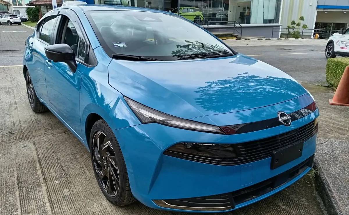 Así es la versión más equipada del nuevo Nissan Versa 2027: el sedán estrena diseño y más tecnología 3 Nuevo Nissan Versa 2027 frente 1