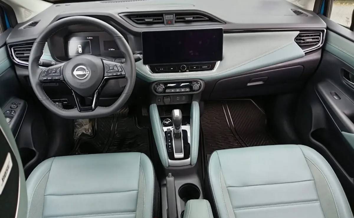 Así es la versión más equipada del nuevo Nissan Versa 2027: el sedán estrena diseño y más tecnología 6 Nuevo Nissan Versa 2027 interior 1