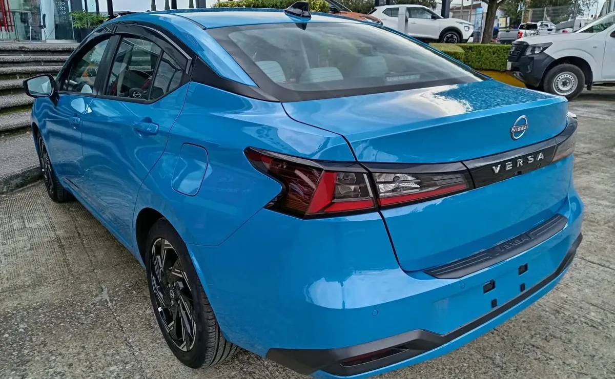 Así es la versión más equipada del nuevo Nissan Versa 2027: el sedán estrena diseño y más tecnología 4 Nuevo Nissan Versa 2027 trasera