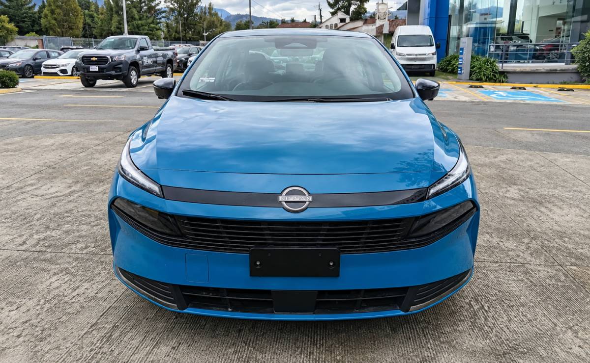 Así es la versión más equipada del nuevo Nissan Versa 2027: el sedán estrena diseño y más tecnología 7 Nuevo Nissan Versa 2027 trompa