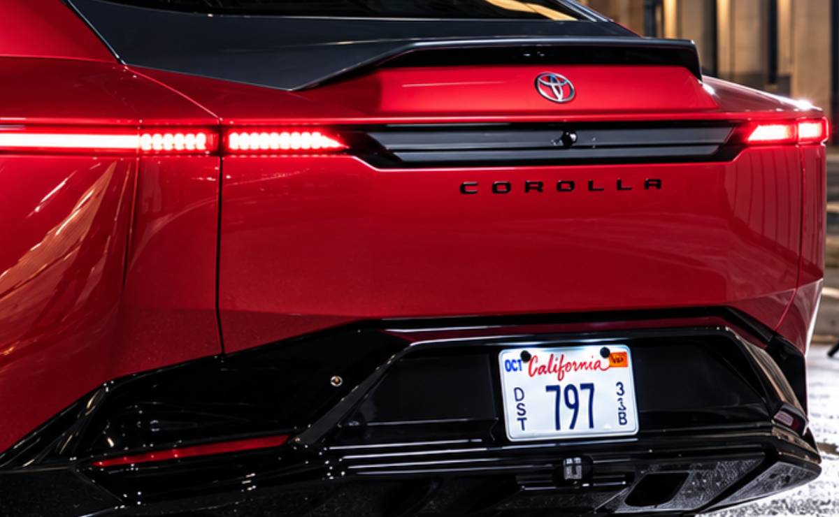 Así sería la nueva generación del Toyota Corolla: diseño deportivo y hasta 395 HP 1 Nuevo Toyota Corolla 2028 cola