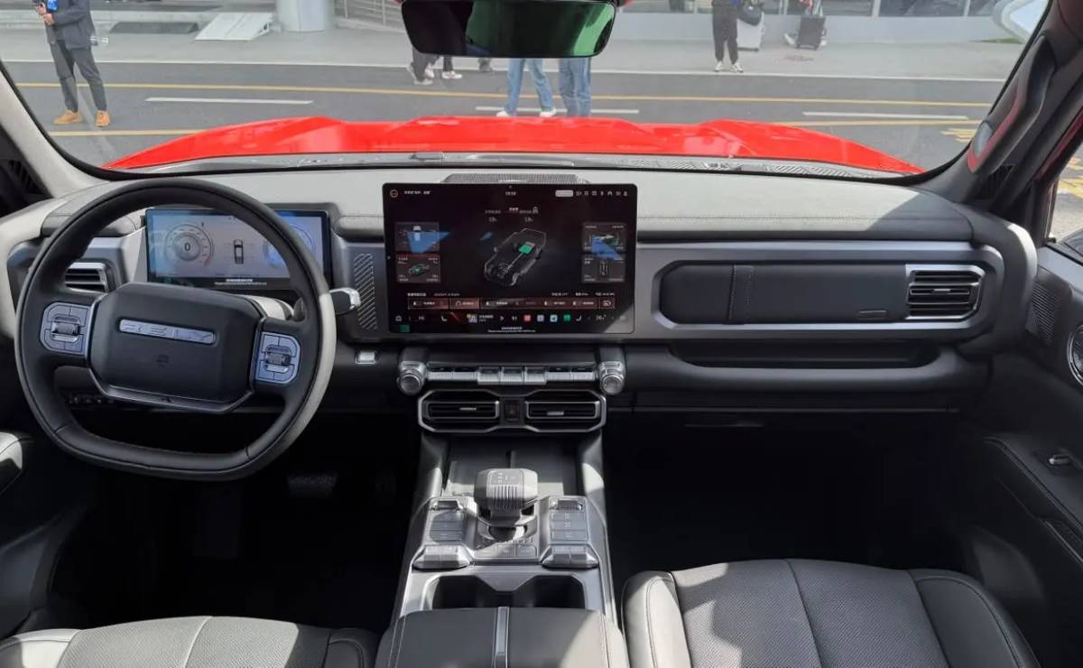 476 CV y 100 km eléctricos: la pick up híbrida diésel que quiere desafiar a Toyota Hilux 7 Pick up Chery Rely Hi800 interior