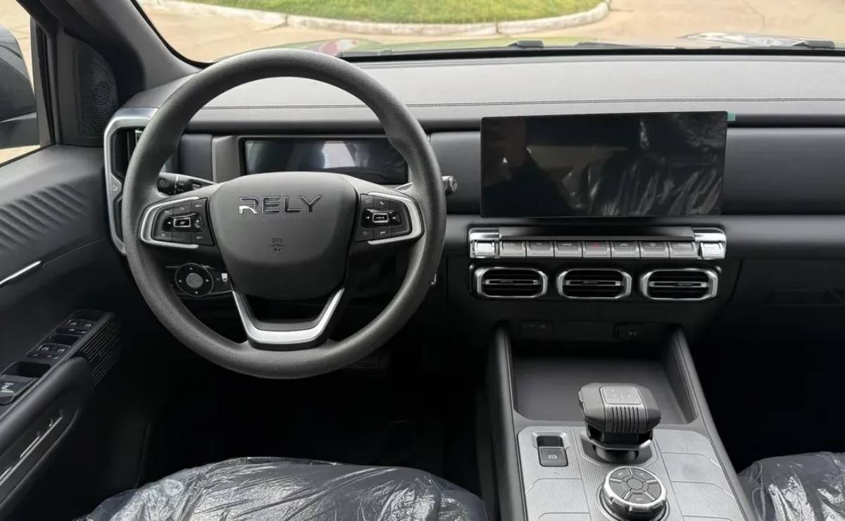 Pick up Rely R8 interior 3
