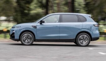 Cuesta menos de 32.000 dólares y tiene 215 CV: el SUV con más de 900 km de autonomía que desafía a Ford Territory 39 SUV Leapmotor B10 perfil accion