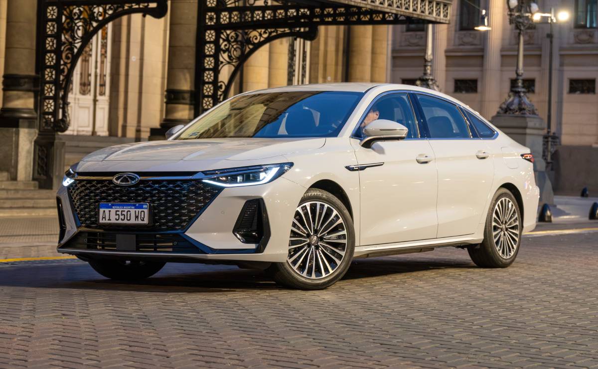 Superior a Toyota Corolla: el nuevo sedán híbrido enchufable con 278 CV y hasta 1.200 km de autonomía 7 Sedan Chery Arrizo 8 CSH Luxury frente