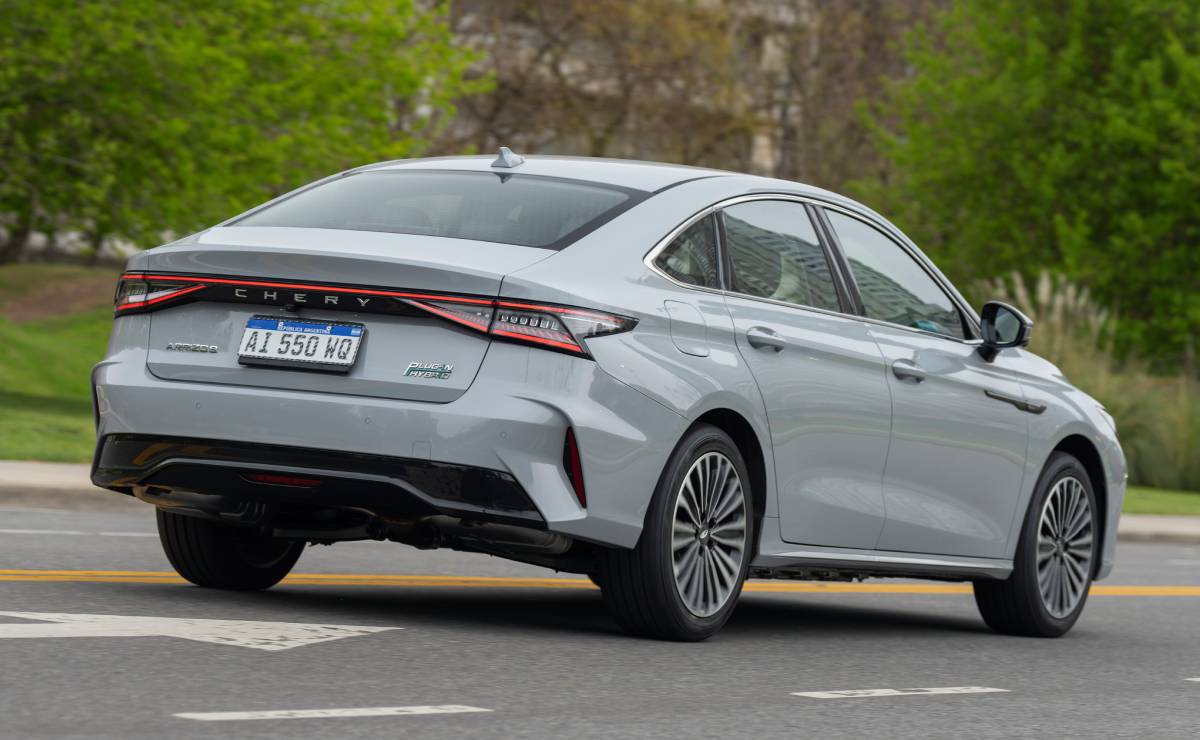 Superior a Toyota Corolla: el nuevo sedán híbrido enchufable con 278 CV y hasta 1.200 km de autonomía 4 Sedan Chery Arrizo 8 CSH Luxury trasera accion