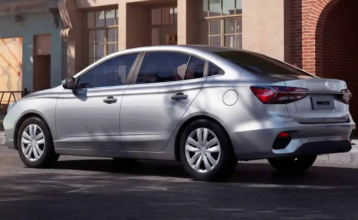 Sedan MG 5 Plus trasera
