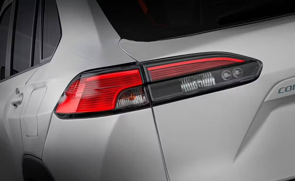 Toyota Corolla Cross XRV Hybrid trasera