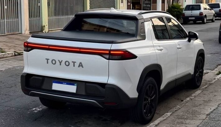 Toyota pick up compacta trasera 3