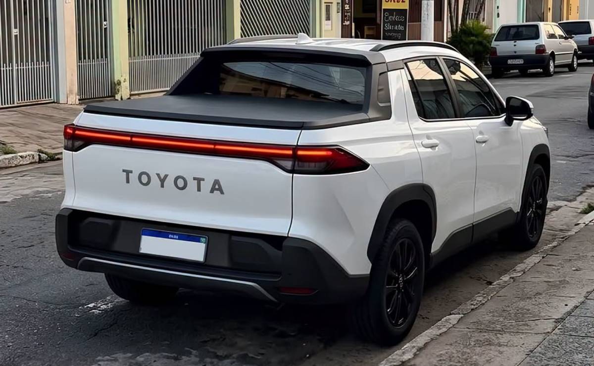 Por debajo de Hilux: la pick up de Toyota que tendrá base de Corolla Cross y 223 CV 1 Toyota pick up compacta trasera 3