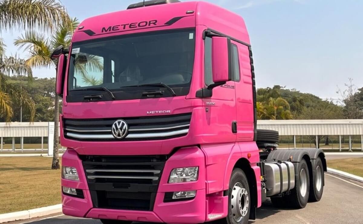Octubre Rosa inspira la creación de un nuevo color en Volkswagen Camiones y Buses 2 Un modelo de Volkswagen Camiones y Buses rosa 1