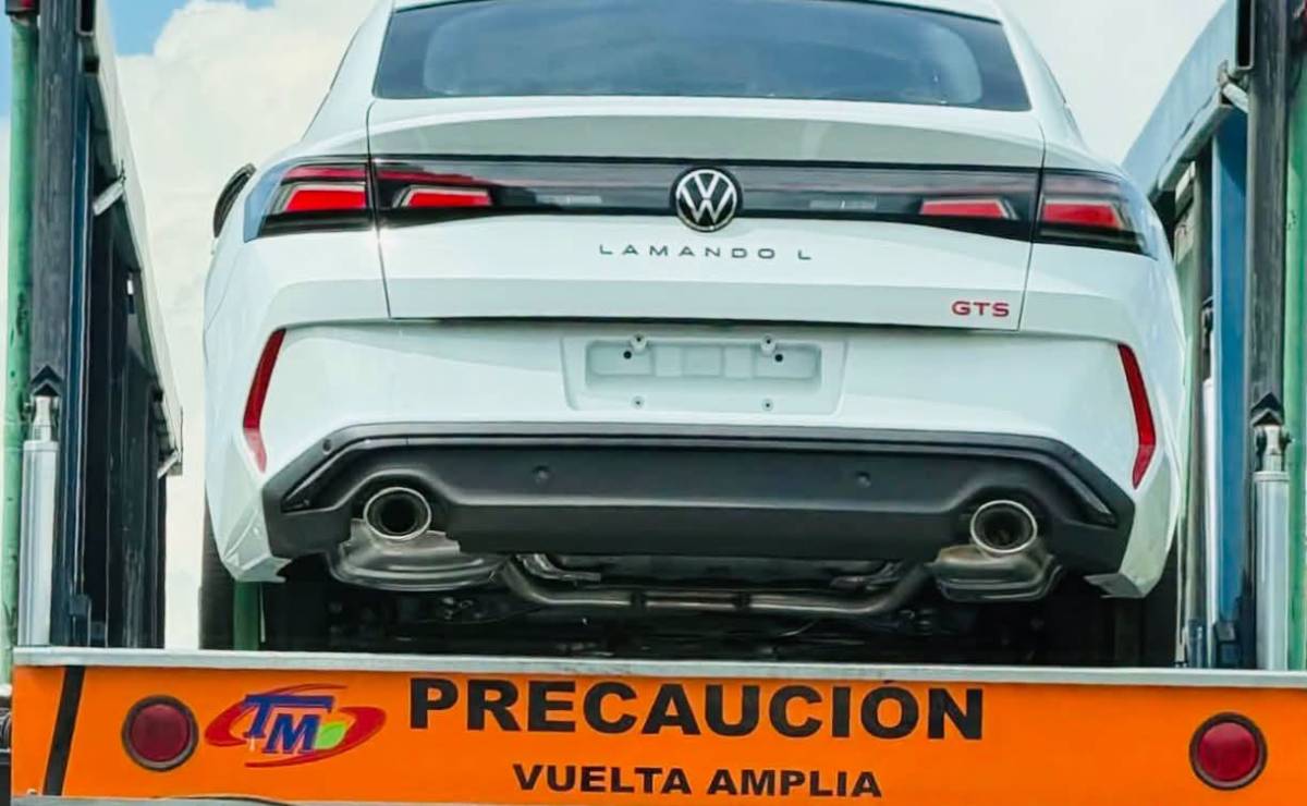 El nuevo sedán de Volkswagen ya llegó a la región: hasta 220 HP y pantalla de 12,9 pulgadas 3 Volkswagen Lamando L unidad en mexico 1