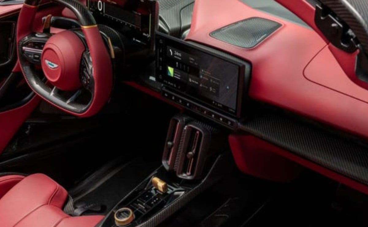 aston martin valhalla spider 1064 hp sin 2