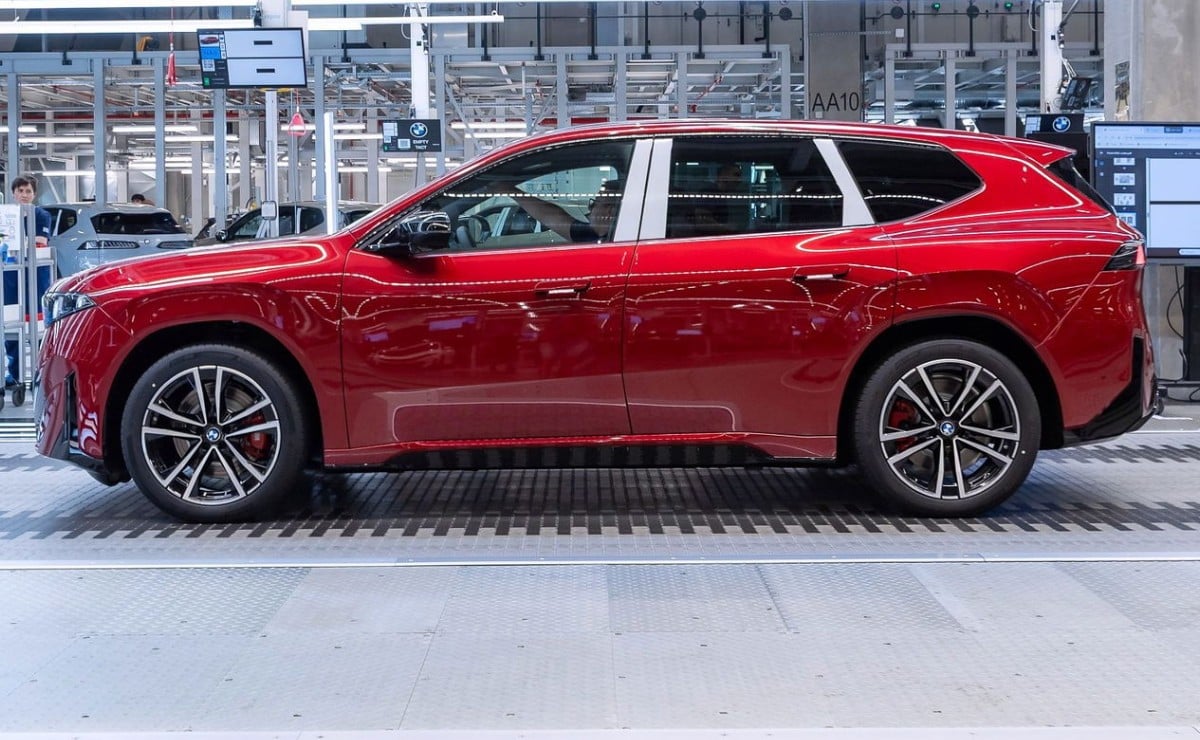 BMW vs. Tesla: por qué la marca apuesta a autos distintos según el mercado y no a un model
