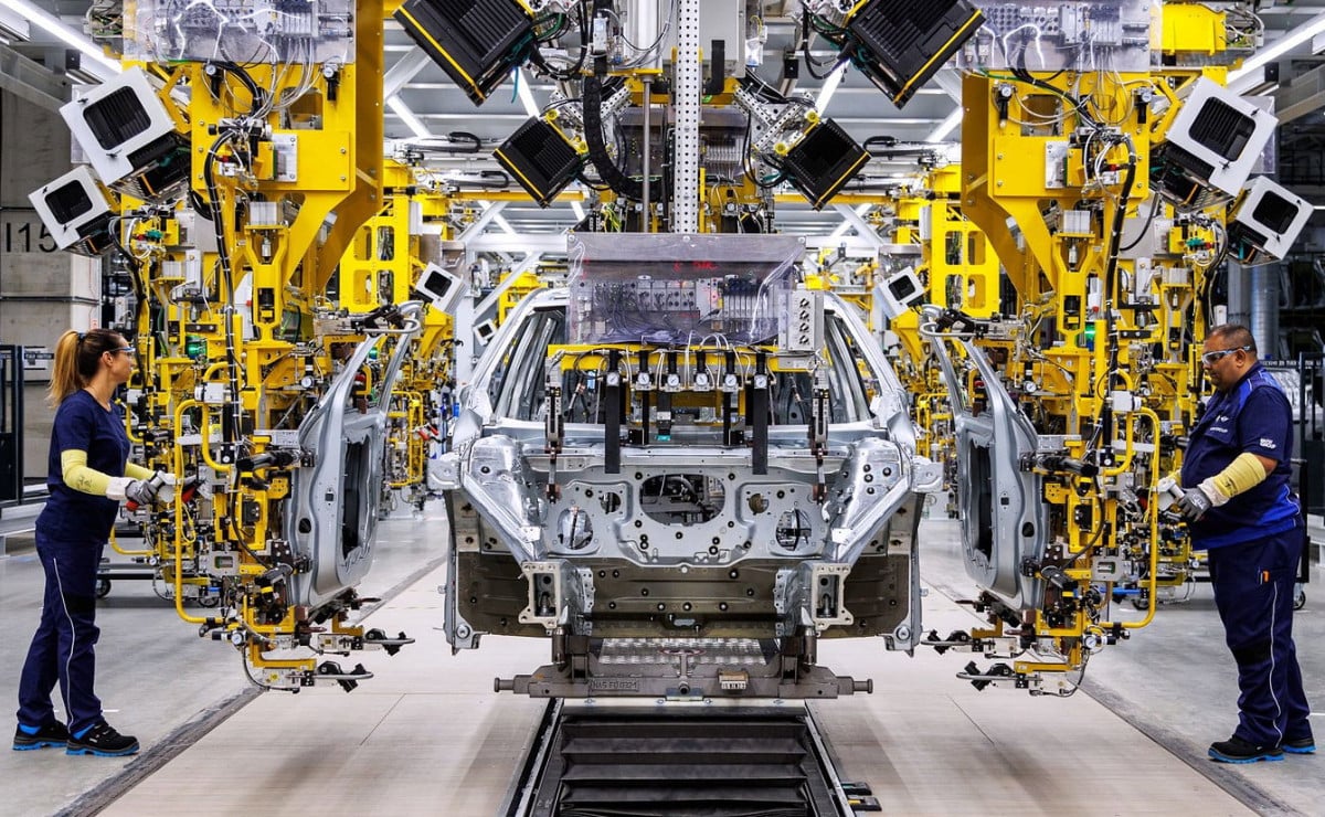 bmw vs tesla por qu la marca apuesta a a 3