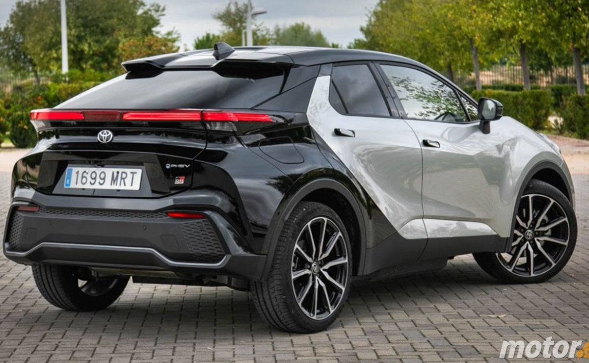 Vista lateral del Toyota C-HR Hybrid 140